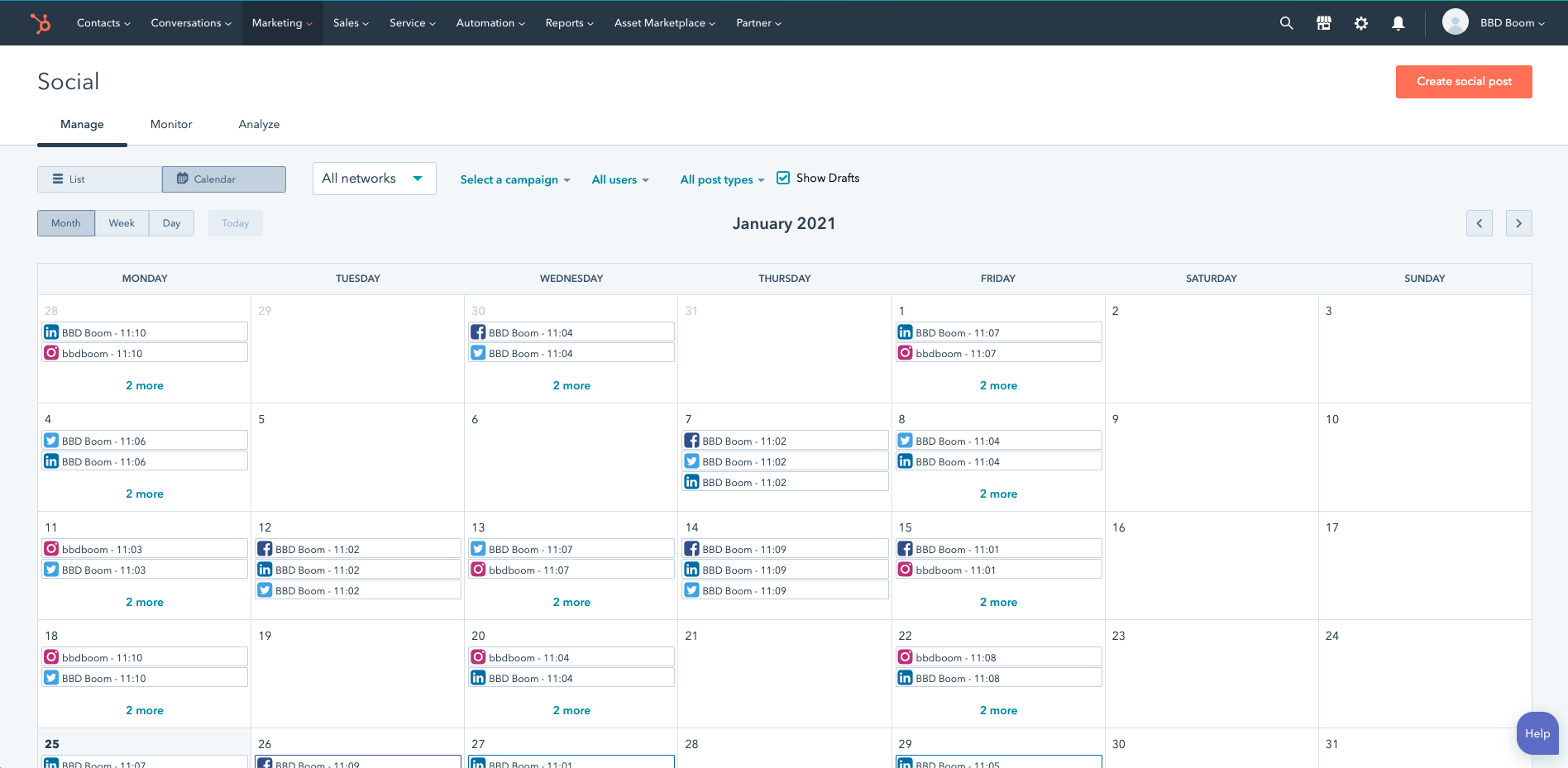 How do I create a social media calendar in HubSpot?